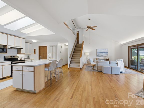4th image of 125 Misty Cove Ln