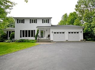 7070 Taylor Rd, Hamburg, NY 14075