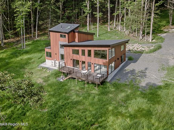 3rd image of 30 Narrow Road