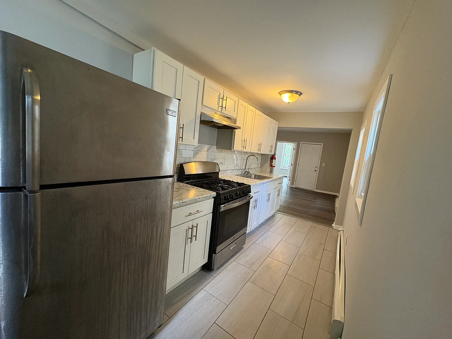 3 bed, 1100 sqft, $2,100 — Photo 3