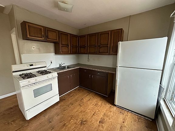 5th image of 137 Park St APT 2