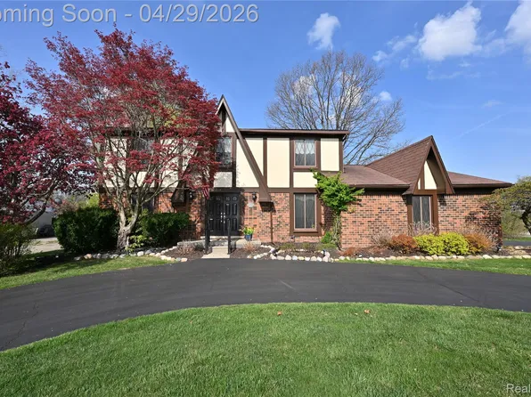 6024 Ledgeway Dr, West Bloomfield, MI 48322