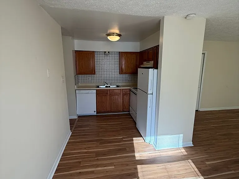 Lawrence Glen Apartments — Photo 20