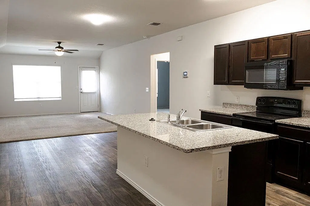 3 bed, 2.0 bath, 1521 sqft, $1,875 — Photo 4