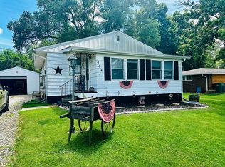 464 E Pearl St, Farmington, IL 61531