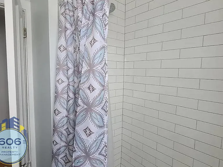 Jumbo 3 bed 2 bath in Jefferson Park! — Photo 10