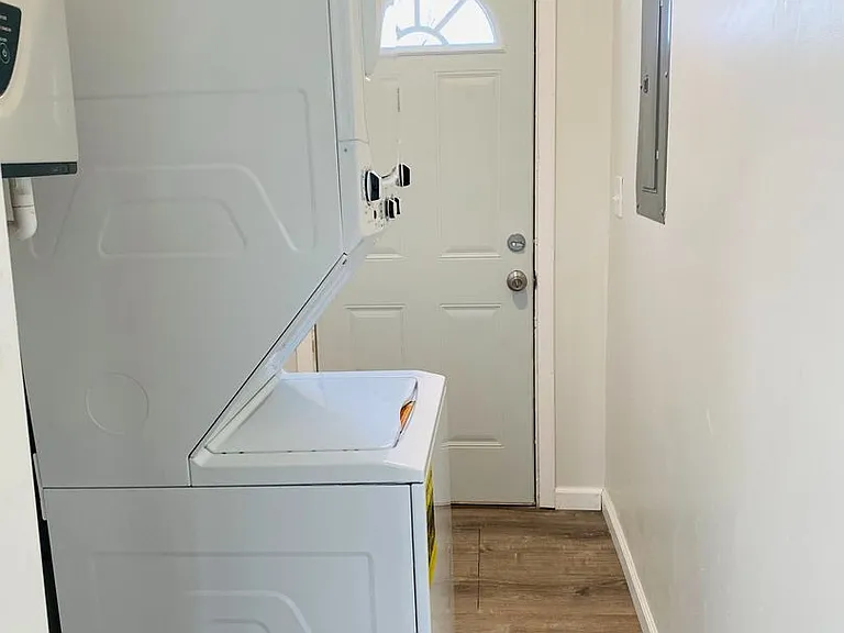 1227 N Eisenhower Dr — Photo 5