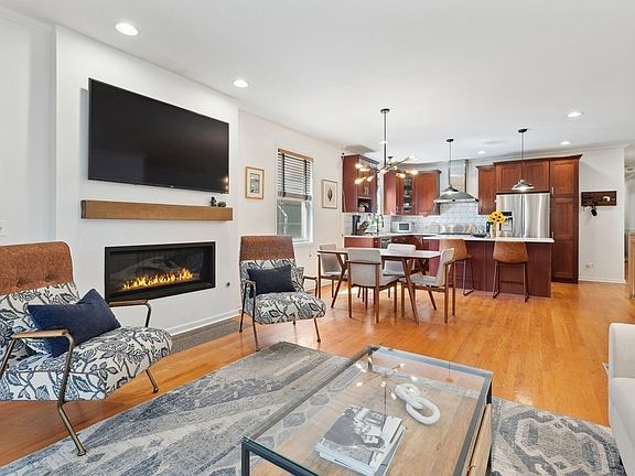 3rd image of 4826 N Winthrop Ave APT 1S