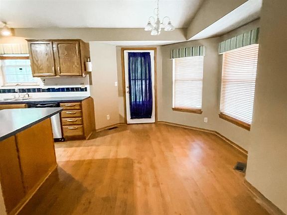 5th image of 400 E Valley Park Dr