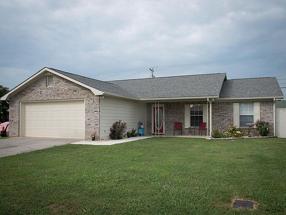 3rd image of 3233 Bloomfield Cir