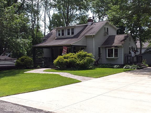 Frt view w/driveways