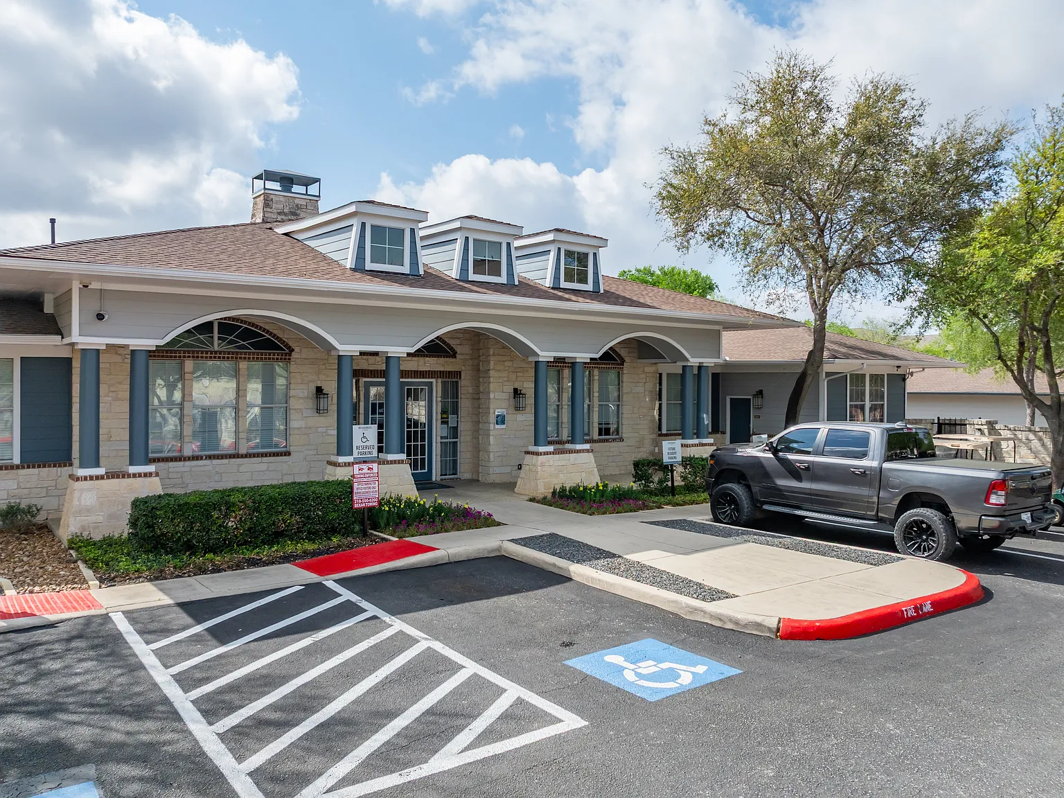 Residences at Salado — Photo 4