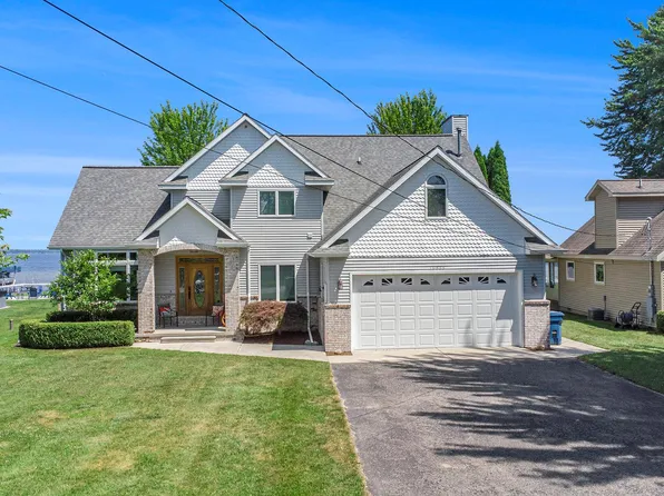 10626 W Shore Dr, Houghton Lake, MI 48629