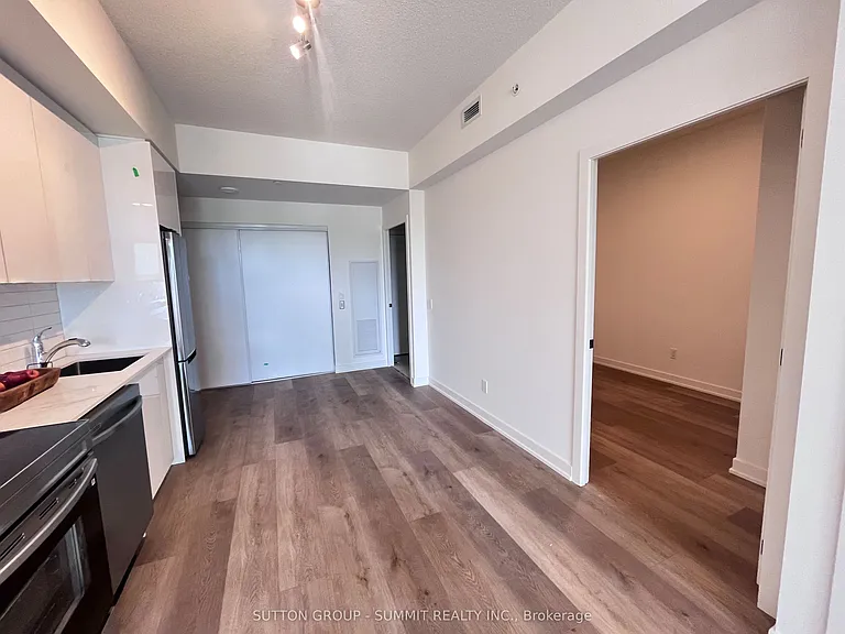 33 Erie Ave #402 — Photo 14
