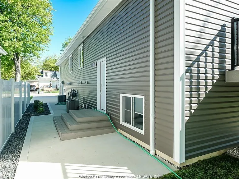 81 Brien Ave W #B — Photo 3