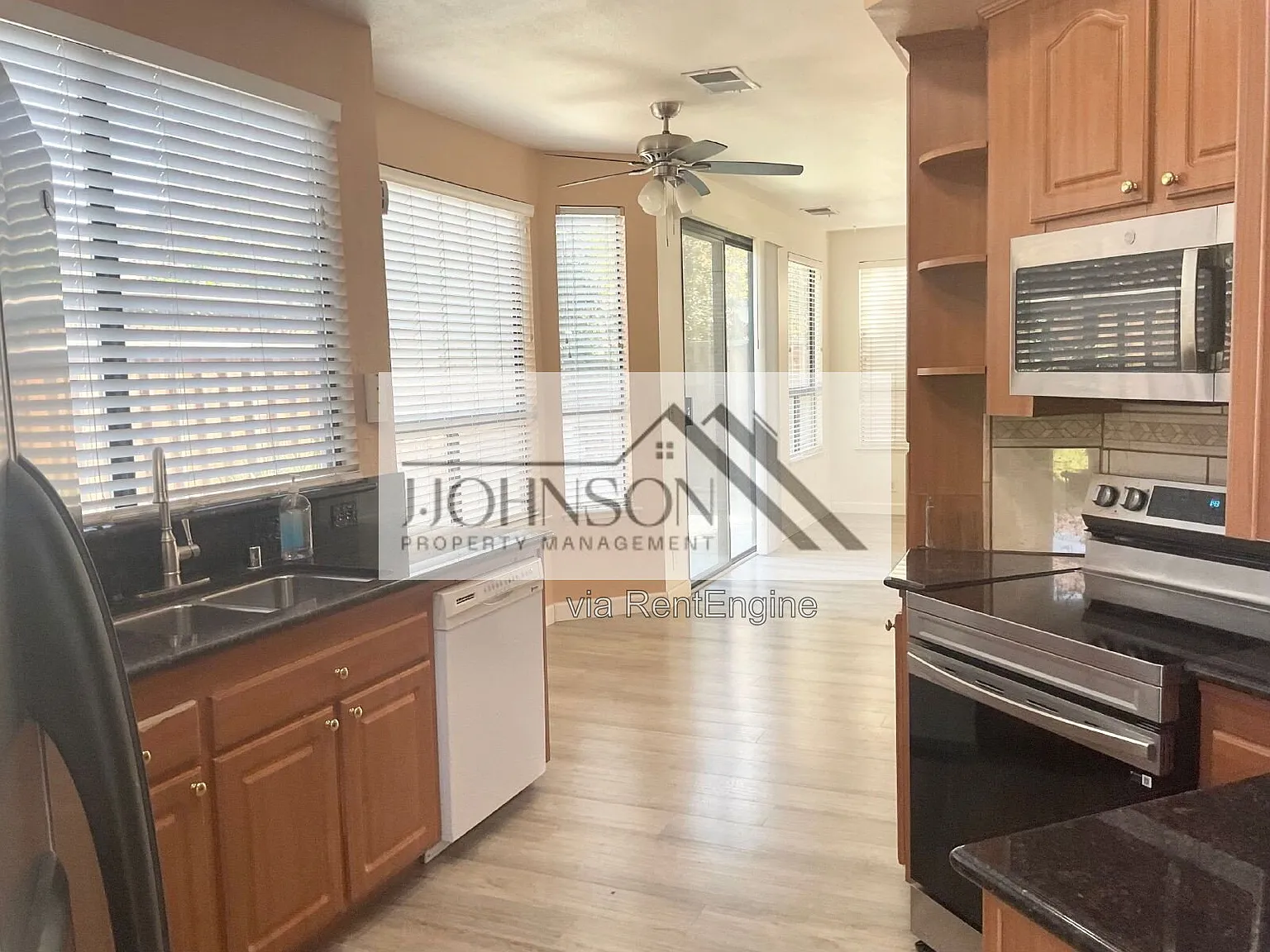 4 bed, 2.0 bath, 2033 sqft, $3,099 — Photo 4