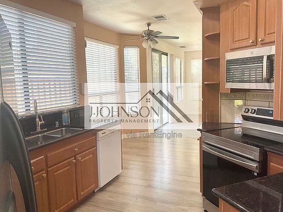 4th image of 160 Edgewood Ct