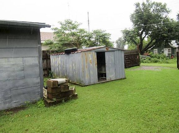 3rd image of 1911 E Cypress Ave