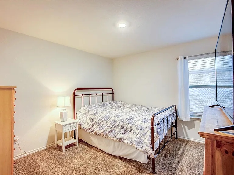 1004 Basswood Ln — Photo 17