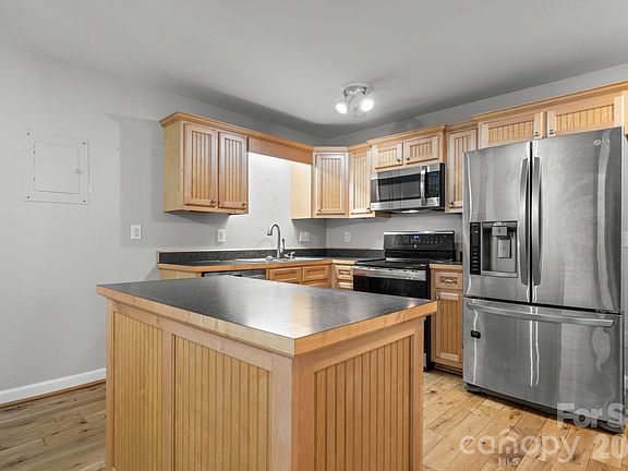 5th image of 309 Sheldon St