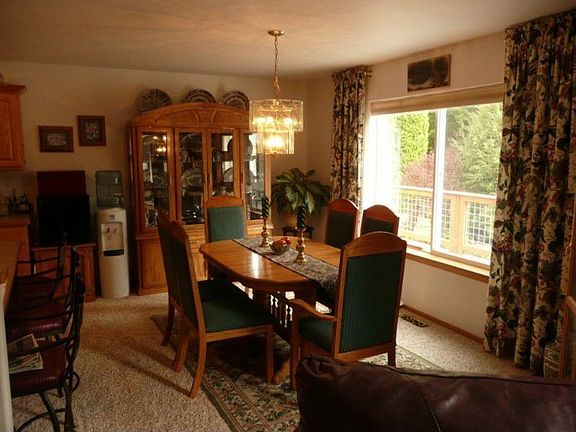 Dining room.