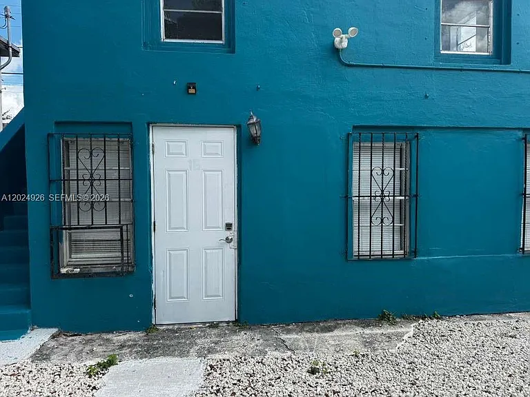 1121 NW 40th St #3 — Photo 1