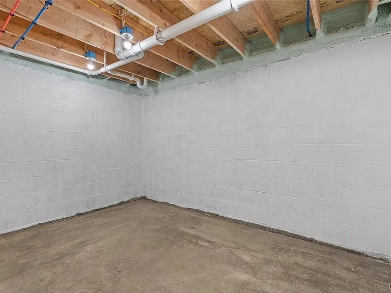 106 Wellington Rd — Photo 29