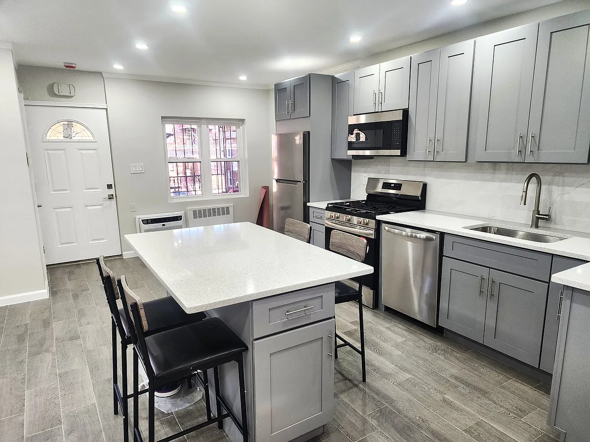 Photo 2 of 17 - 2516 E 28th St #2 - Brooklyn, NY Building Photo - 2516 E 28th St #2