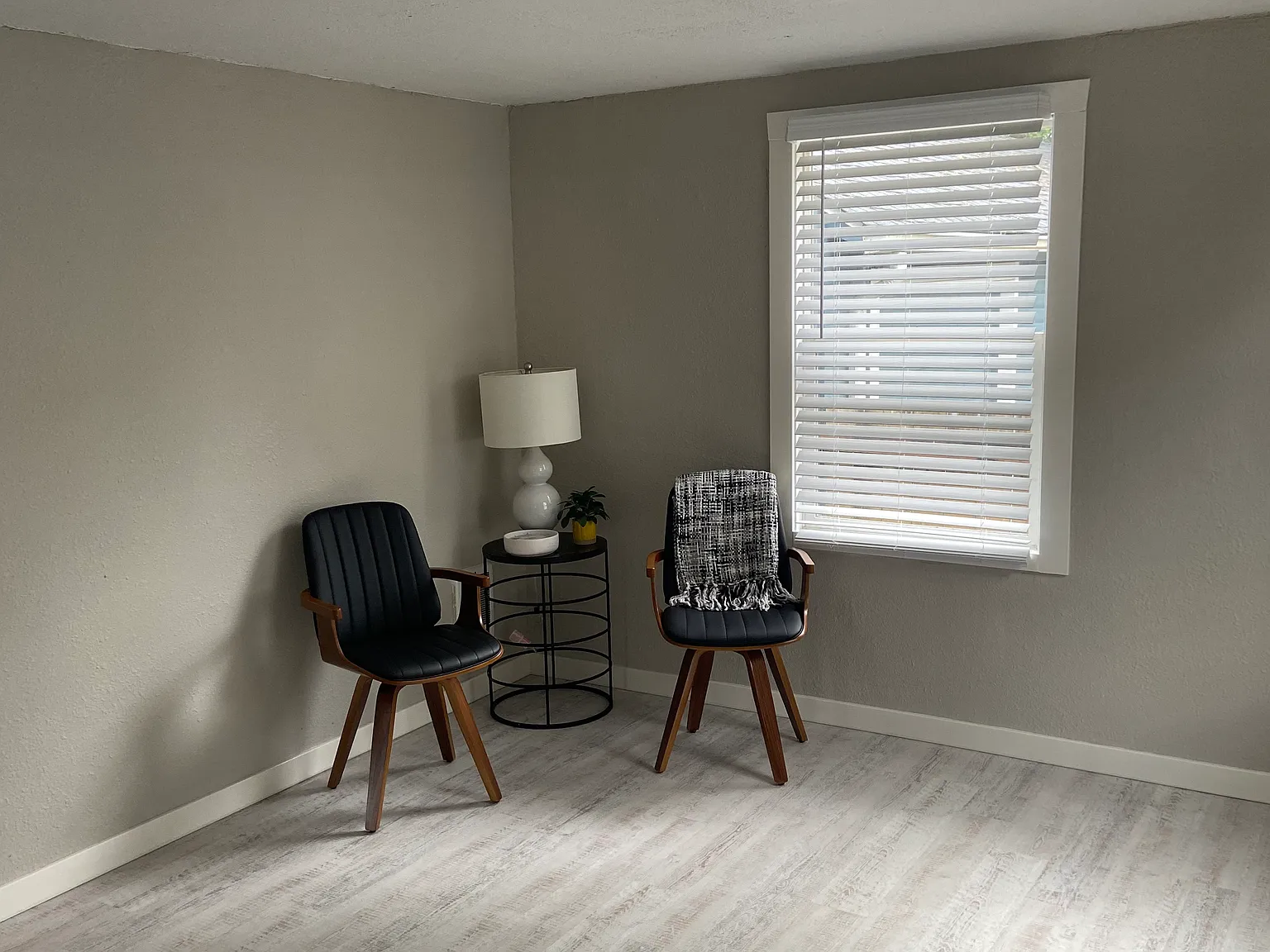 2 bed, 700 sqft, $1,600 — Photo 2