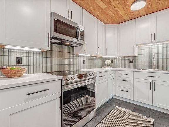 5th image of 3020 Village Drive UNIT 211
