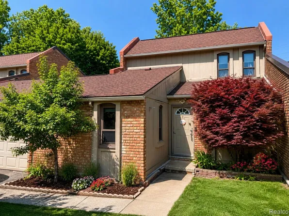 2910 Moon Lake Dr, West Bloomfield, MI 48323
