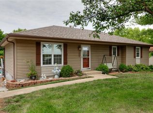 12004 NW Yukon St, Parkville, MO 64152