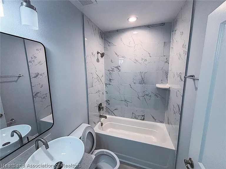 6910 Dickinson Dr — Photo 7