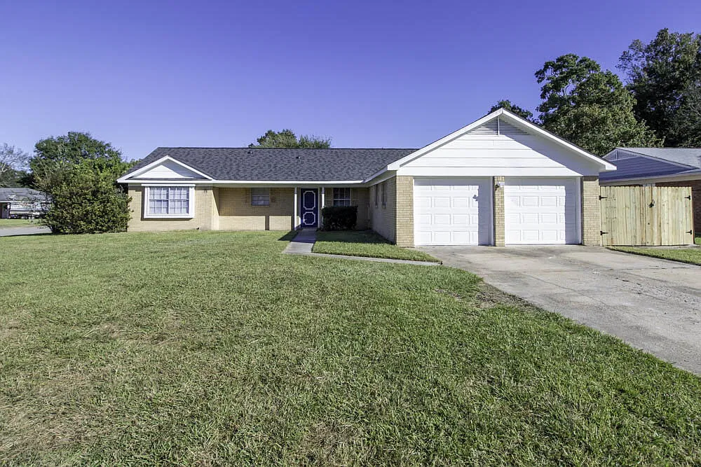 4 bed, 2.0 bath, 2300 sqft, $2,300 — Photo 3