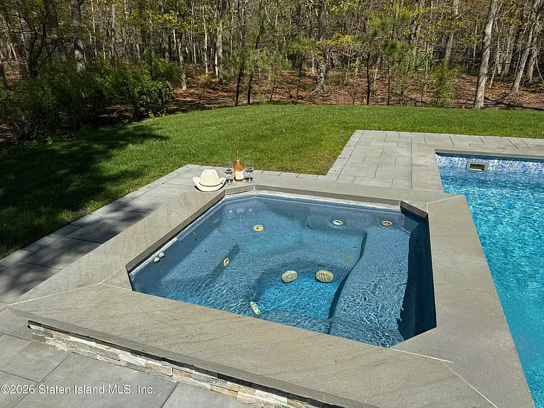 4 Bennett Dr — Photo 3