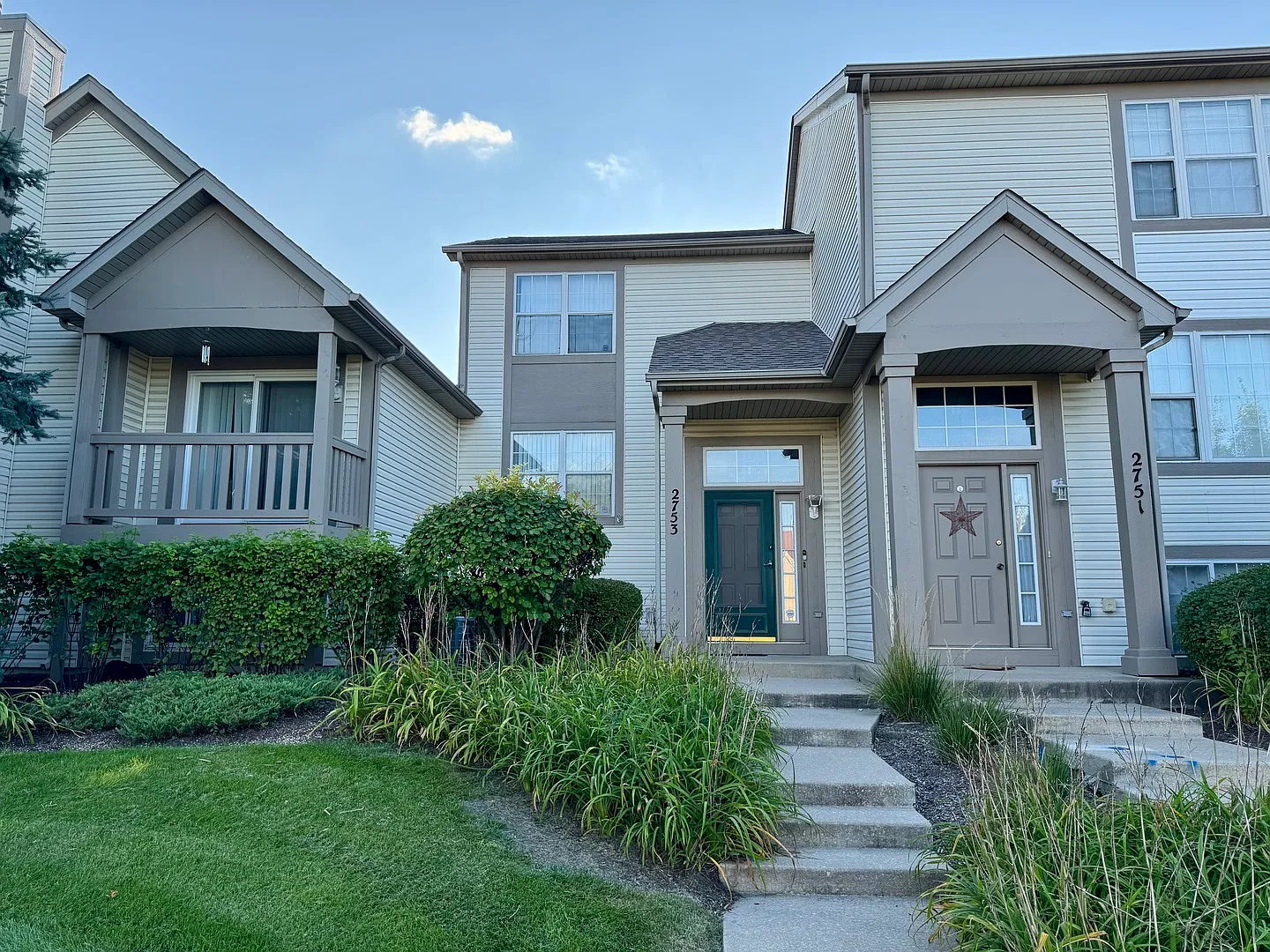 2 bed, 1.5 bath, 989 sqft, $2,200 — Photo 1