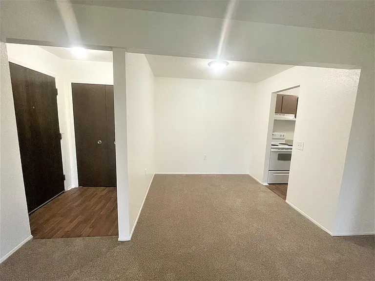 Windsor Place Apartments — Photo 36
