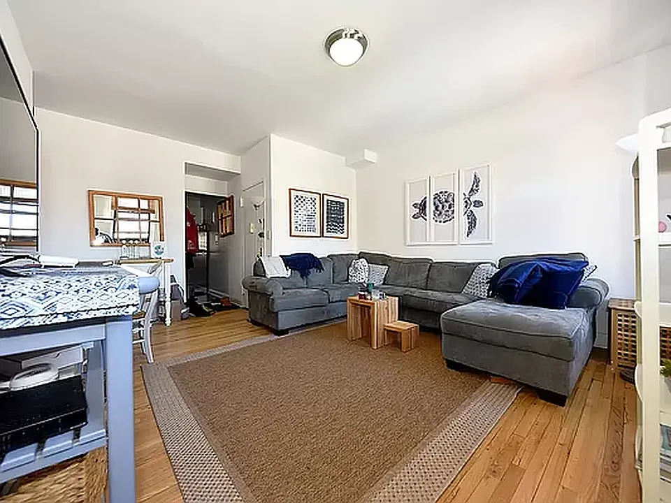 222 W 15th St #4B