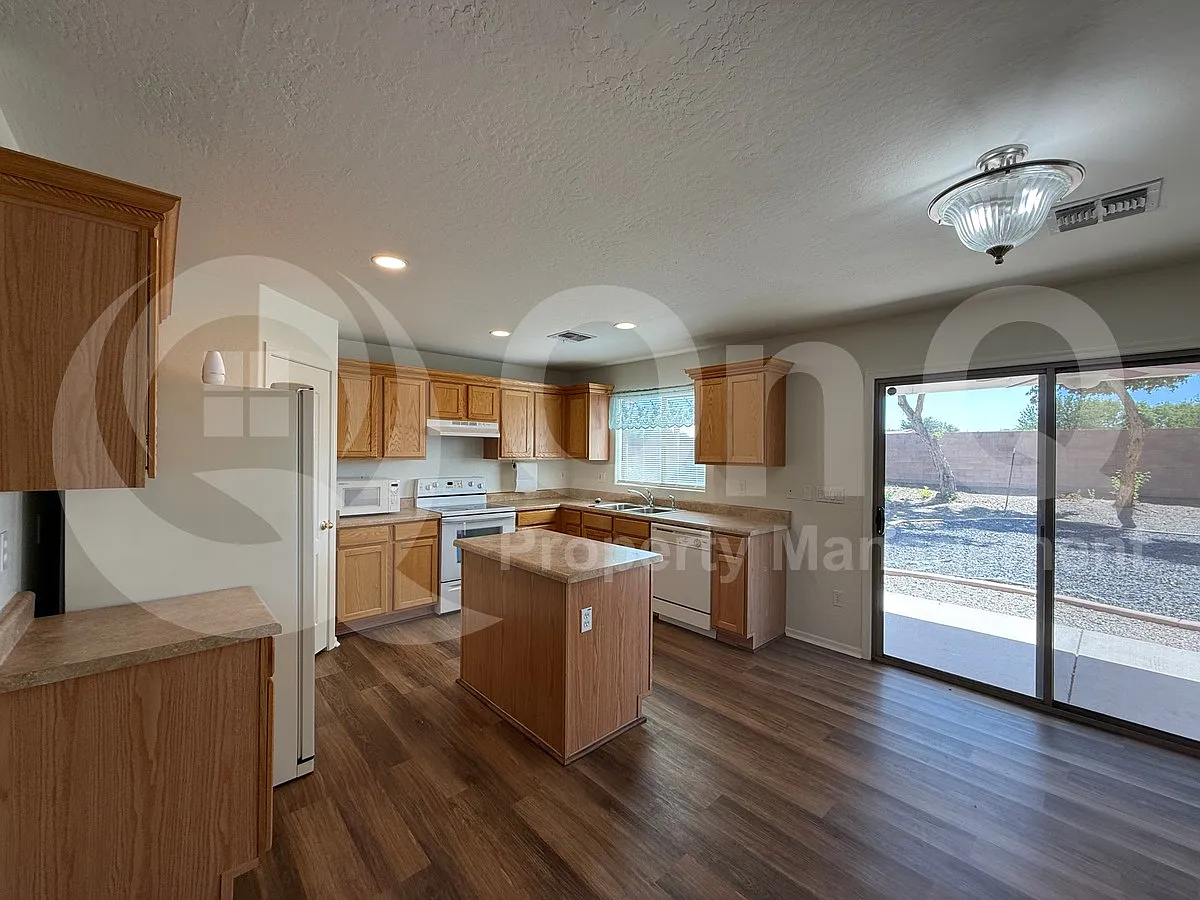 4 bed, 2.5 bath, 2321 sqft, $2,099 — Photo 3
