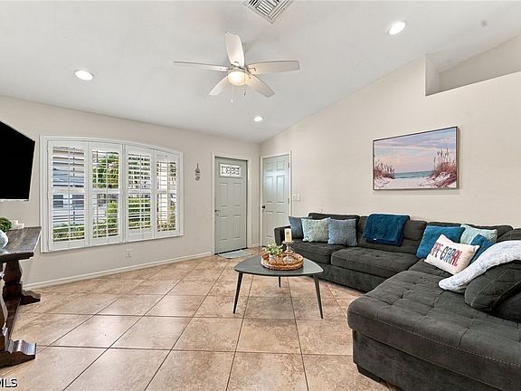 5th image of 2825 SW 33rd Ter