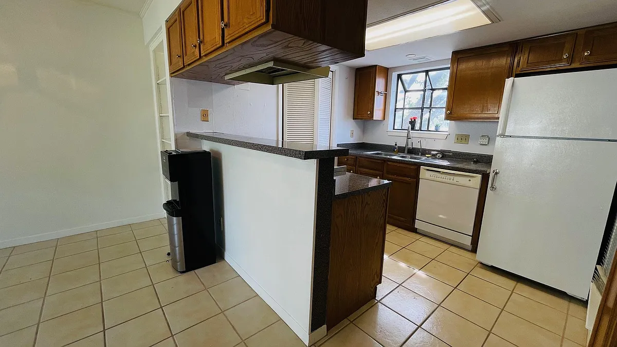 Building Photo - 1510 W North Loop Blvd #822