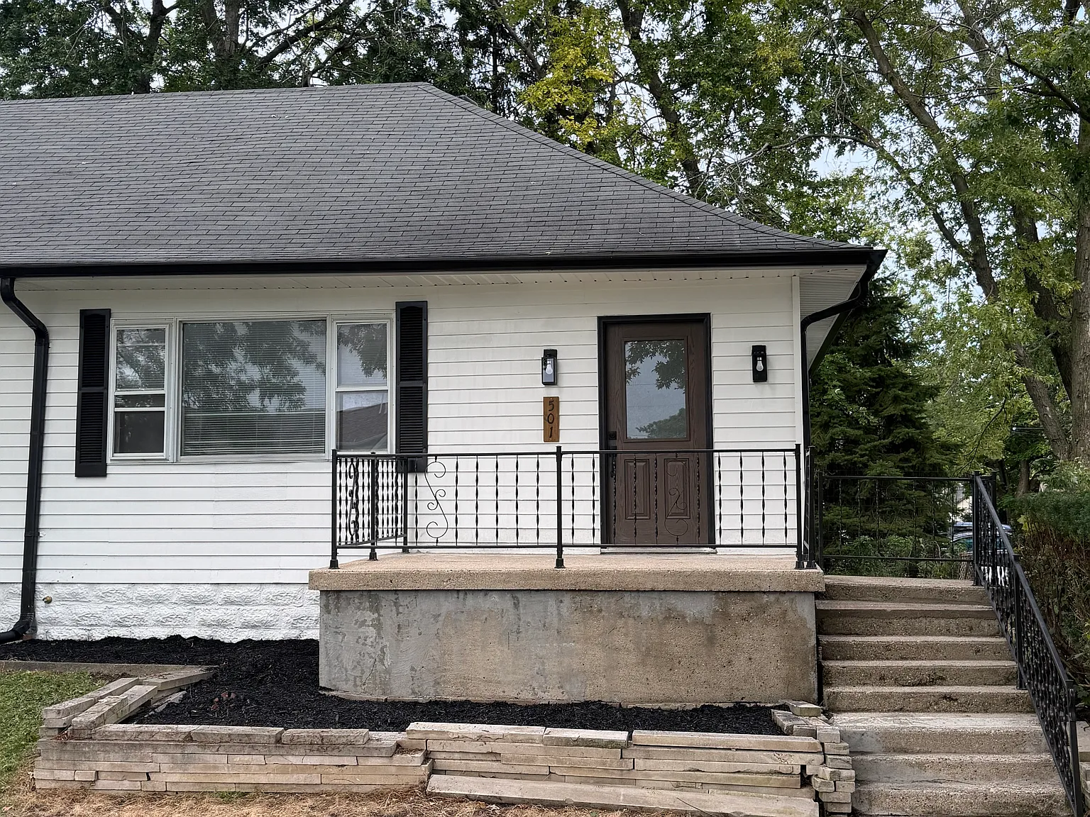 3 bed, 1.5 bath, 1915 sqft, $2,300 — Photo 2