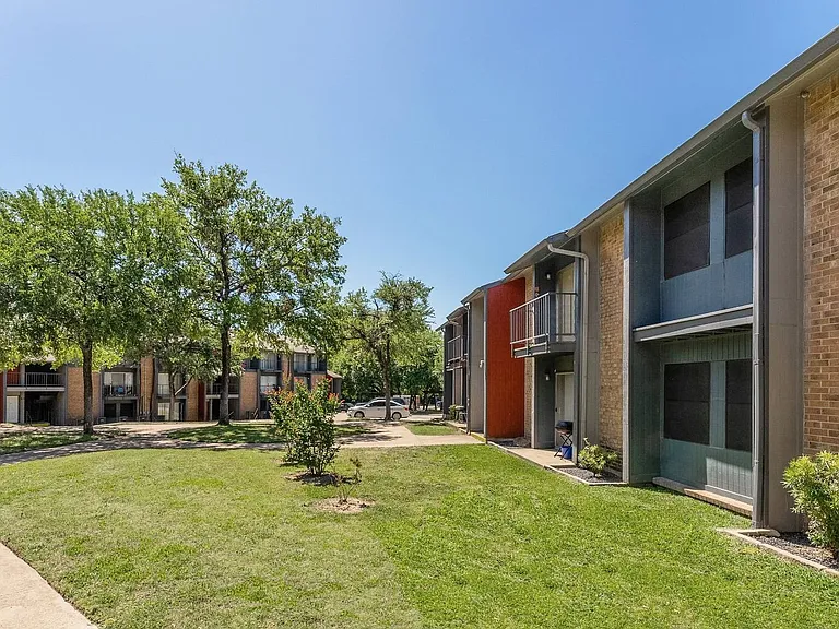 South Crest Apartments: All Bills Paid -Dazzling Dallas Apartments in Quiet Area! — Photo 49