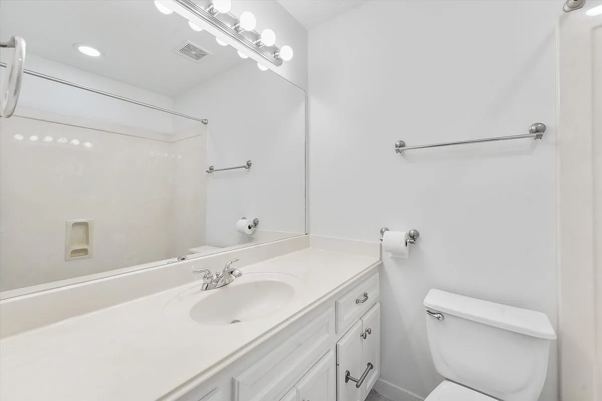 3 bed, 4.0 bath, 2520 sqft, $3,350 — Photo 4