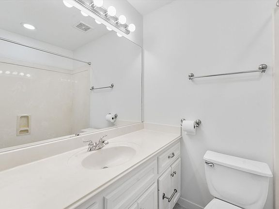 4th image of 208 Hawthorne St #A