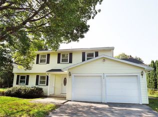 6167 Hunters Dr, Farmington, NY 14425