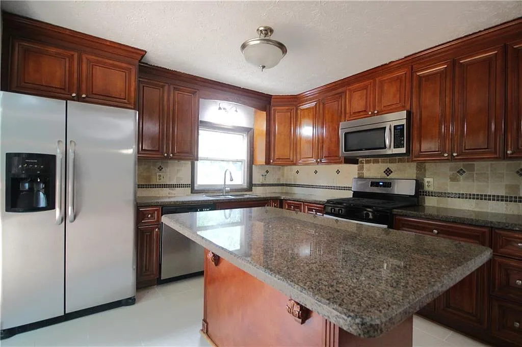 5 bed, 3.0 bath, 2454 sqft, $2,595 — Photo 2
