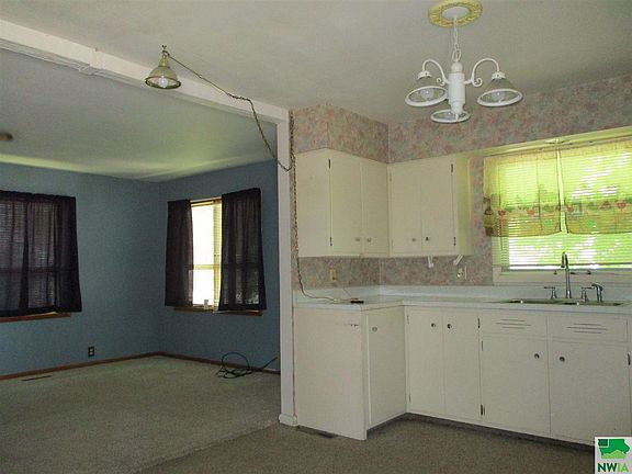 3rd image of 710 N Roosevelt Ave