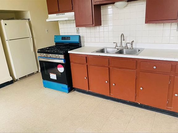 4th image of 621 Pond St APT 4