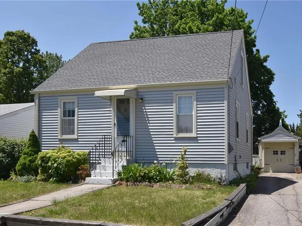 12 Glenwood Ave E, Rumford, RI 02916